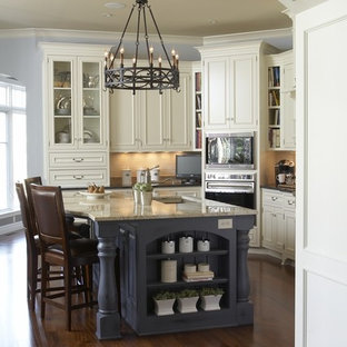Esempio di una cucina chic con ante con riquadro incassato, ante bianche e paraspruzzi beige