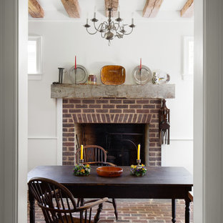 Foto de cocina comedor lineal, de estilo de casa de campo, pequeña, sin isla, con fregadero sobremueble, armarios estilo shaker, puertas de armario naranjas, encimera de madera, electrodomésticos de acero inoxidable, suelo de ladrillo, suelo marrón y encimeras naranjas
