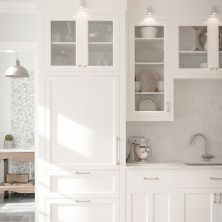 Immagine di una cucina chic con ante di vetro, lavello sottopiano, ante bianche, paraspruzzi bianco, paraspruzzi in lastra di pietra e elettrodomestici da incasso
