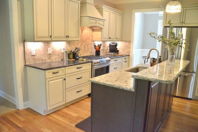 Klassische Küche mit Waschbecken, Granit-Arbeitsplatte, Küchengeräten aus Edelstahl und Kücheninsel in Charlotte