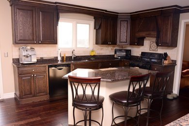 Inspiration för ett vintage kök och matrum, med luckor med upphöjd panel, skåp i mörkt trä och en köksö