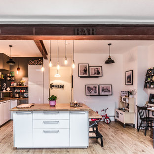 Ispirazione per una grande cucina contemporanea con top in legno, isola, top marrone, lavello a vasca singola, ante bianche, paraspruzzi grigio, paraspruzzi con piastrelle di metallo, elettrodomestici in acciaio inossidabile, parquet chiaro, pavimento marrone e ante lisce