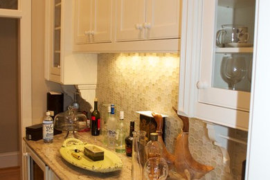 Foto de cocina comedor tradicional con electrodomésticos de acero inoxidable, puertas de armario blancas, encimera de granito y suelo de madera en tonos medios