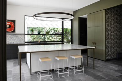 Idéer för funkis grått kök, med en dubbel diskho, gröna skåp, grått stänkskydd, stänkskydd i marmor, en köksö och grått golv