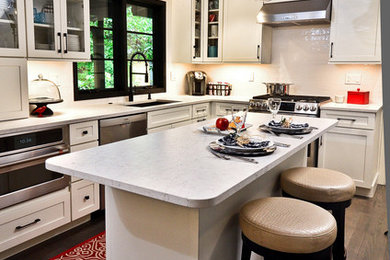 Inspiration for a mid-sized transitional l-shaped dark wood floor and brown floor eat-in kitchen remodel in Portland with an undermount sink, shaker cabinets, white cabinets, quartz countertops, white backsplash, subway tile backsplash, stainless steel appliances, an island and white countertops