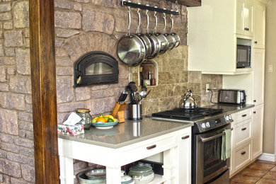 オタワにあるカントリー風のおしゃれなキッチン (グレーとクリーム色) の写真