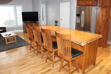 Immagine di una cucina stile americano di medie dimensioni con ante in stile shaker, ante in legno scuro, top in legno, elettrodomestici in acciaio inossidabile e pavimento in legno massello medio