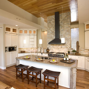 Inspiration pour une cuisine ouverte traditionnelle avec un placard à porte shaker, des portes de placard blanches, une crédence beige, un électroménager en acier inoxydable et une crédence en ardoise.