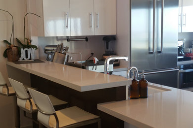 Minimalist kitchen photo in Los Angeles
