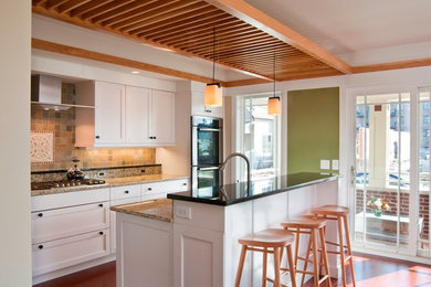 Idéer för att renovera ett vintage linjärt kök med öppen planlösning, med en köksö