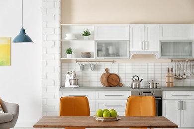 Foto de cocina comedor minimalista de tamaño medio con salpicadero blanco, salpicadero de azulejos tipo metro, electrodomésticos de acero inoxidable, suelo de baldosas de cerámica, suelo beige y encimeras grises