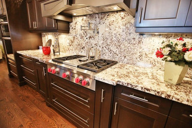 Foto de cocina comedor actual extra grande con armarios con paneles lisos y puertas de armario de madera en tonos medios