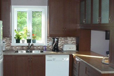 モントリオールにあるコンテンポラリースタイルのおしゃれなキッチンの写真