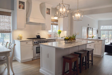 Klassische Küche mit Rückwand aus Metrofliesen und Küchenrückwand in Weiß in New York