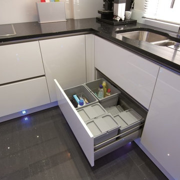 Kitchen pull out drawer beneath sink