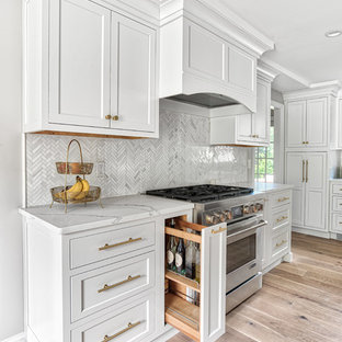 Ispirazione per una grande cucina tradizionale con lavello sottopiano, ante bianche, top in quarzo composito, paraspruzzi bianco, paraspruzzi con piastrelle a mosaico, elettrodomestici da incasso, top bianco e ante in stile shaker