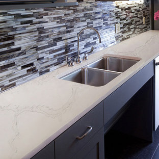 Ejemplo de cocina en L, moderna, grande, con despensa, fregadero de un seno, armarios con paneles lisos, puertas de armario blancas, encimera de cuarzo compacto, salpicadero blanco, salpicadero con mosaicos de azulejos, electrodomésticos blancos, suelo de ladrillo, suelo marrón y encimeras grises