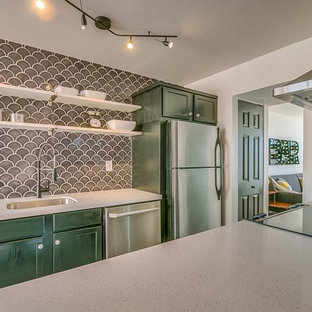 Mittelgroße Mid-Century Küche mit Unterbauwaschbecken, Schrankfronten im Shaker-Stil, grünen Schränken, Arbeitsplatte aus Terrazzo, Küchenrückwand in Grau, Rückwand aus Porzellanfliesen, Küchengeräten aus Edelstahl und Kücheninsel in Phoenix