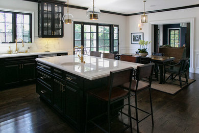 Foto de cocina comedor clásica con puertas de armario negras, encimera de mármol, salpicadero blanco y electrodomésticos de colores