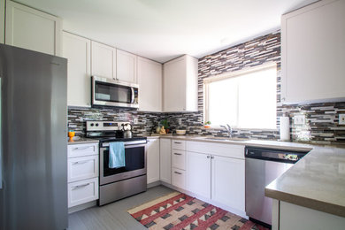 Idéer för att renovera ett mellanstort 60 tals grå grått kök, med en nedsänkt diskho, skåp i shakerstil, vita skåp, bänkskiva i kvarts, flerfärgad stänkskydd, stänkskydd i glaskakel, rostfria vitvaror, klinkergolv i keramik, en köksö och grått golv