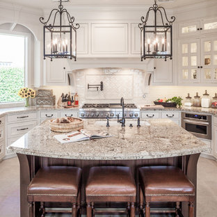 Idee per una cucina chic con lavello sottopiano, top in granito, elettrodomestici da incasso, ante a filo, paraspruzzi beige, paraspruzzi con piastrelle in ceramica, pavimento con piastrelle in ceramica, pavimento beige, top multicolore e ante bianche