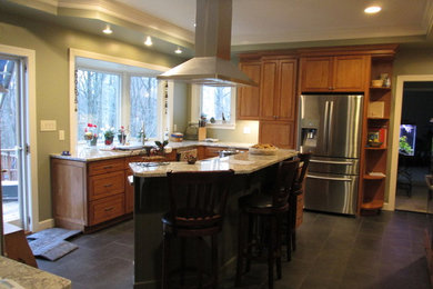 ボルチモアにある広いおしゃれなキッチン (シングルシンク、中間色木目調キャビネット、御影石カウンター、シルバーの調理設備、セラミックタイルの床) の写真