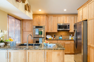 Küche mit Schrankfronten im Shaker-Stil, hellbraunen Holzschränken, Granit-Arbeitsplatte, Küchenrückwand in Braun und Küchengeräten aus Edelstahl in Denver