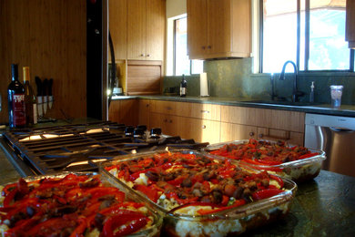 Foto de cocina contemporánea de tamaño medio con fregadero de doble seno, armarios con paneles lisos, puertas de armario de madera oscura, encimera de granito, salpicadero gris, salpicadero de losas de piedra, electrodomésticos de acero inoxidable y suelo de linóleo