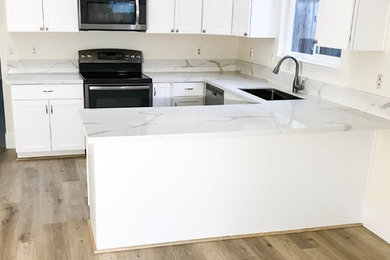 サクラメントにあるコンテンポラリースタイルのおしゃれなダイニングキッチン (白いキッチンパネル) の写真