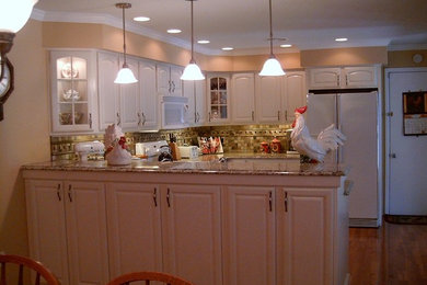 ワシントンD.C.にあるおしゃれなペニンシュラキッチン (ルーバー扉のキャビネット、白いキャビネット、御影石カウンター、セラミックタイルのキッチンパネル) の写真