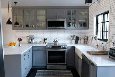 Kleine Shabby-Look Wohnküche in U-Form mit Landhausspüle, Glasfronten, grauen Schränken, Küchenrückwand in Weiß und Küchengeräten aus Edelstahl in Los Angeles