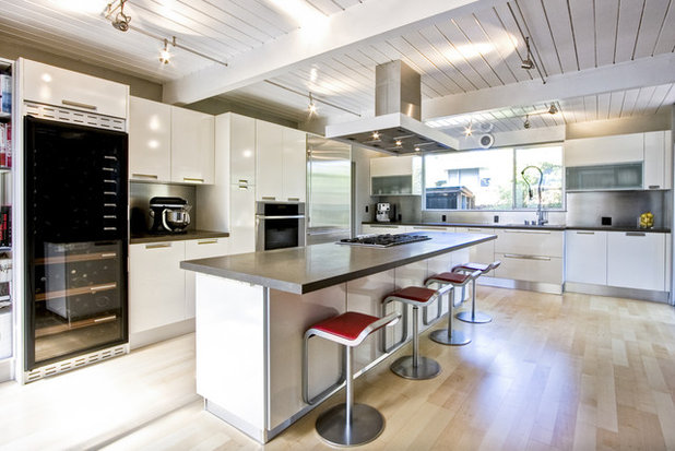 Contemporary Kitchen by La Vie Construction & Design