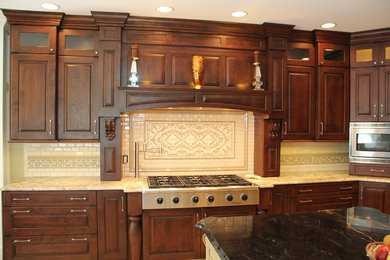 ワシントンD.C.にある広いトラディショナルスタイルのおしゃれなキッチン (レイズドパネル扉のキャビネット、濃色木目調キャビネット、御影石カウンター、白いキッチンパネル、サブウェイタイルのキッチンパネル、シルバーの調理設備、セラミックタイルの床) の写真