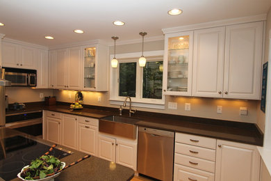 ワシントンD.C.にある広いトラディショナルスタイルのおしゃれなキッチン (エプロンフロントシンク、レイズドパネル扉のキャビネット、白いキャビネット、ベージュキッチンパネル、シルバーの調理設備、無垢フローリング) の写真