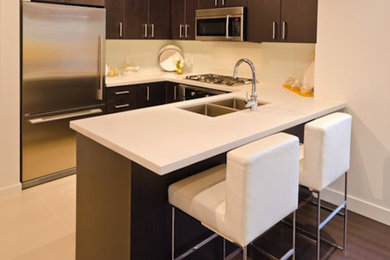Große Moderne Küche in U-Form mit flächenbündigen Schrankfronten, braunen Schränken, Küchengeräten aus Edelstahl und Unterbauwaschbecken in Los Angeles