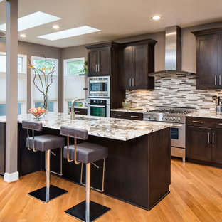 Esempio di una cucina chic con ante in stile shaker, ante in legno bruno, paraspruzzi multicolore, paraspruzzi con piastrelle a listelli, elettrodomestici in acciaio inossidabile, pavimento in legno massello medio, lavello sottopiano e top in onice