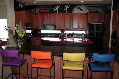 フェニックスにある中くらいなおしゃれなキッチン (ダブルシンク、中間色木目調キャビネット、人工大理石カウンター、セラミックタイルの床) の写真