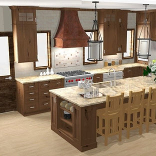 Mittelgroße Klassische Wohnküche in L-Form mit Unterbauwaschbecken, Schrankfronten mit vertiefter Füllung, hellbraunen Holzschränken, Quarzwerkstein-Arbeitsplatte, Küchenrückwand in Beige, Rückwand aus Travertin, Küchengeräten aus Edelstahl, hellem Holzboden, Kücheninsel und beigem Boden in Minneapolis