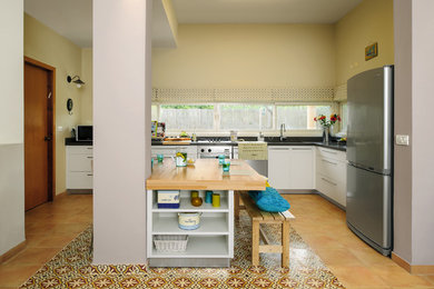 Minimalist kitchen photo in Tel Aviv