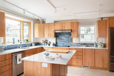 Bild på ett stort funkis vit vitt kök, med en dubbel diskho, bänkskiva i kvarts, blått stänkskydd, stänkskydd i porslinskakel, rostfria vitvaror, klinkergolv i porslin, en köksö och beiget golv