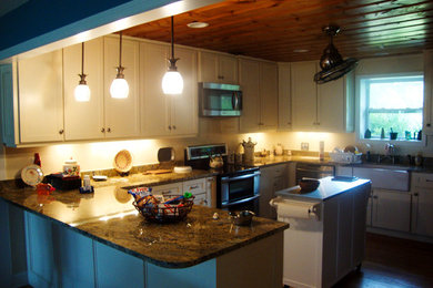 Kitchen - contemporary kitchen idea in Charleston