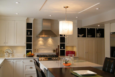 Bild på ett mellanstort vintage kök, med en undermonterad diskho, vita skåp, granitbänkskiva, vitt stänkskydd, stänkskydd i keramik, rostfria vitvaror, mörkt trägolv, en köksö och skåp i shakerstil