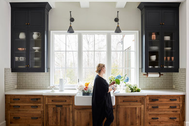 Foto på ett stort lantligt kök, med en rustik diskho, marmorbänkskiva, grått stänkskydd, stänkskydd i tunnelbanekakel, ljust trägolv och skåp i shakerstil