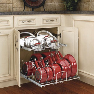 Immagine di una cucina tradizionale con ante con bugna sagomata e ante beige