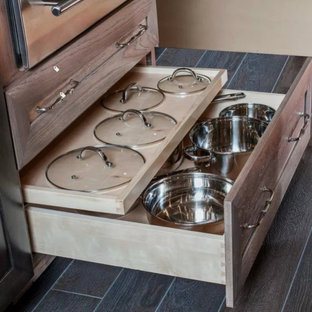 Idee per una cucina chic con ante con riquadro incassato e ante marroni