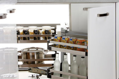 メルボルンにあるモダンスタイルのおしゃれなキッチン (白いキャビネット、白いキッチンパネル、セラミックタイルのキッチンパネル) の写真