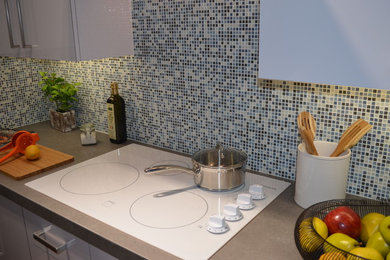 Imagen de cocina comedor contemporánea con salpicadero azul y salpicadero con mosaicos de azulejos