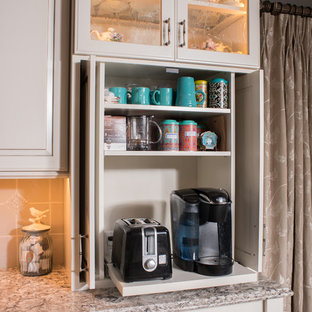 Immagine di un'ampia cucina shabby-chic style con lavello stile country, ante con bugna sagomata, top in granito, paraspruzzi grigio, paraspruzzi con piastrelle in terracotta, elettrodomestici in acciaio inossidabile, parquet scuro e 2 o più isole