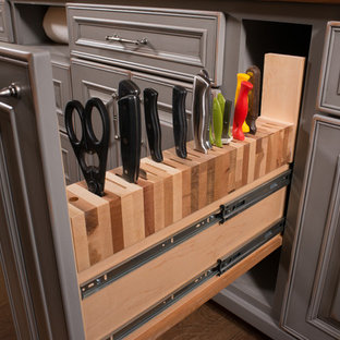 Esempio di un'ampia cucina stile shabby con lavello stile country, ante con bugna sagomata, top in granito, paraspruzzi grigio, elettrodomestici in acciaio inossidabile, parquet scuro e 2 o più isole