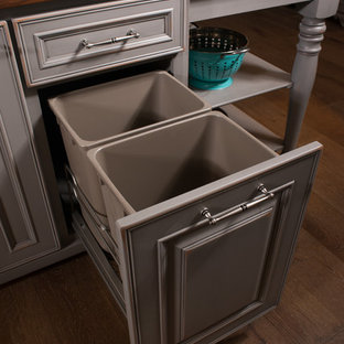 Immagine di un'ampia cucina shabby-chic style con lavello stile country, ante con bugna sagomata, ante con finitura invecchiata, top in granito, paraspruzzi grigio, elettrodomestici in acciaio inossidabile, parquet scuro e 2 o più isole